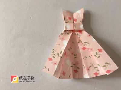 折纸裙子简单又漂亮的芭比娃娃公主裙的折法diy手工制作视频教程.