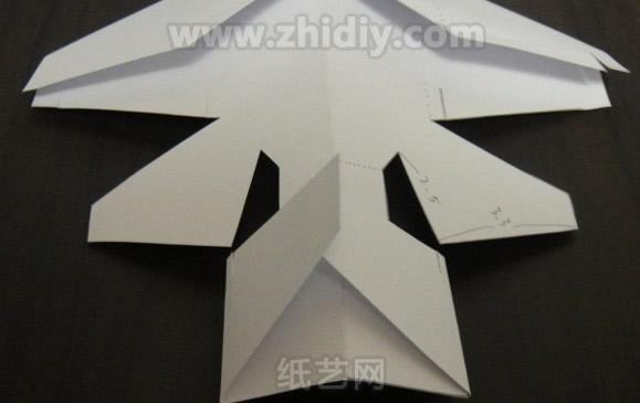 现在还是在制作折纸飞机的尾翼