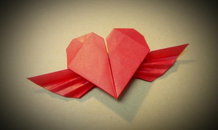 折纸带翅膀的心