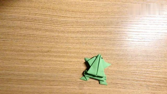 老派折纸小燕齐飞跟神兽们一起玩纸青蛙跳远比赛