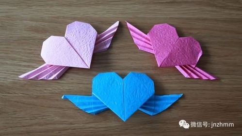 今天我们再分享一款天使之心折纸比普通的爱心多了一对翅膀折叠步骤