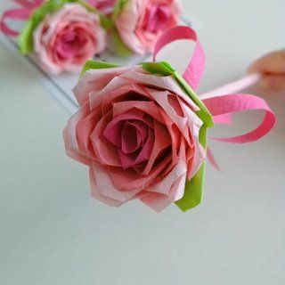 用折纸做了个玫瑰淘宝要几十一个哈哈这下教师节礼物几张纸就搞定