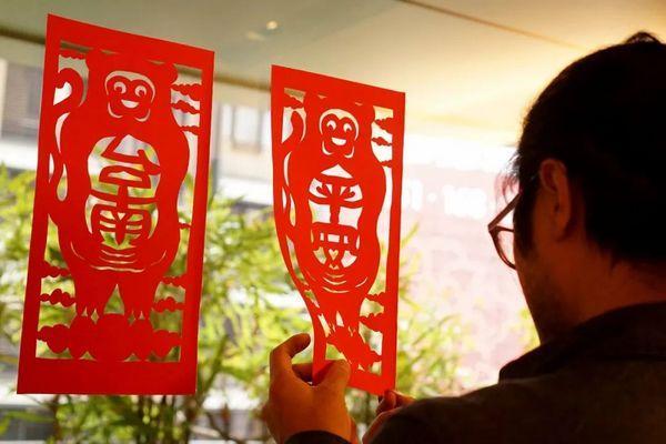 库克点赞的apple门店外的巨幅剪纸装来自台湾艺术家杨士毅