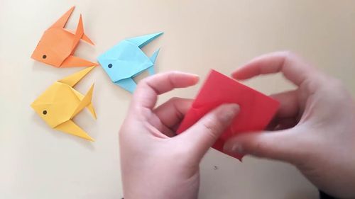 怎样用卡纸轻松学做立体小鱼折纸