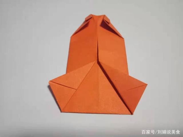 旋转折纸90度把两侧的折纸向外斜着折出.呈现一个八字的折痕