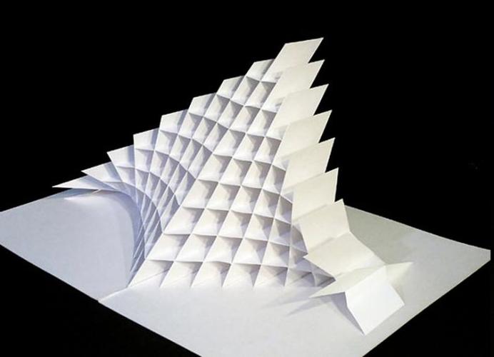 德国艺术家结合折纸与剪纸创作出美丽的空间几何雕塑