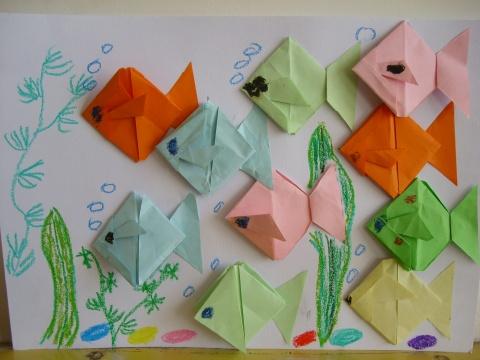 中班美术作品折纸鱼和手掌画太阳花