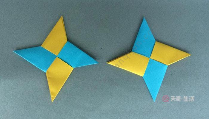 2将折好的折纸分别折成一半飞镖的形状.