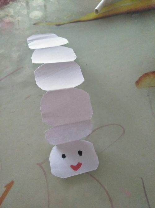 季寨学区幼儿园今日分享手工折纸《毛毛虫》