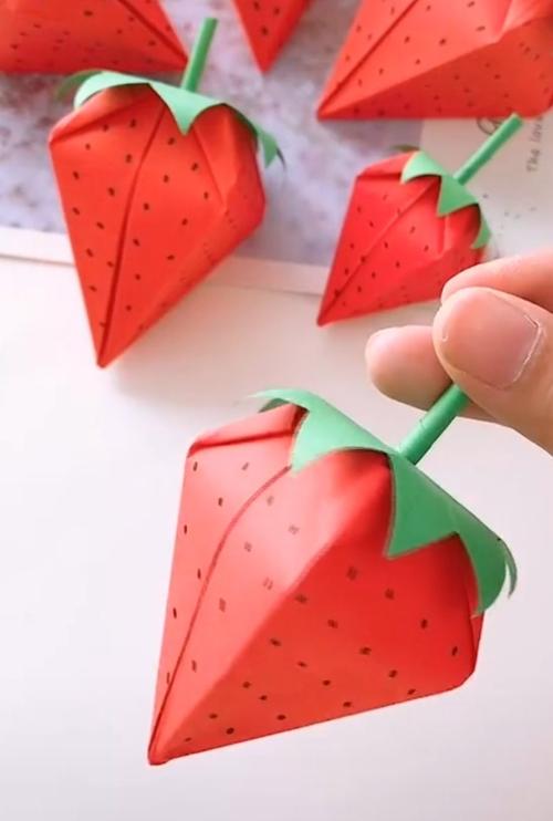 园艺幼儿园小班远程教学活动 折纸《小草莓》