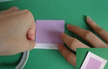 把第一张卡纸对折小窍门对折时先用小刀轻轻的划一道这样折纸的