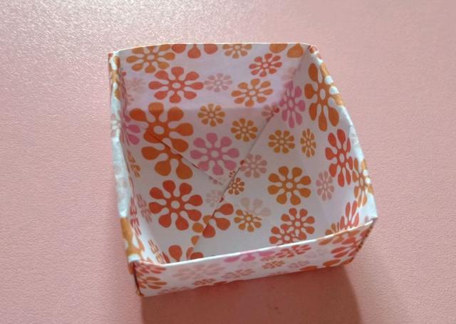一款简单好看的收纳盒折纸分享给大家