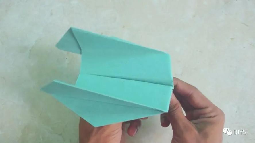 手工折纸一架可以回旋的纸飞机