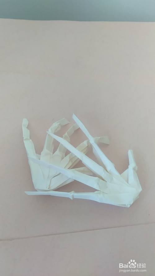 僵尸爪子的折叠方法一定要用较软的折纸这样更好折叠一些.