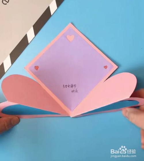 在浅紫色纸上写上祝福语这样一份简单又漂亮的三八妇女节的手工贺卡