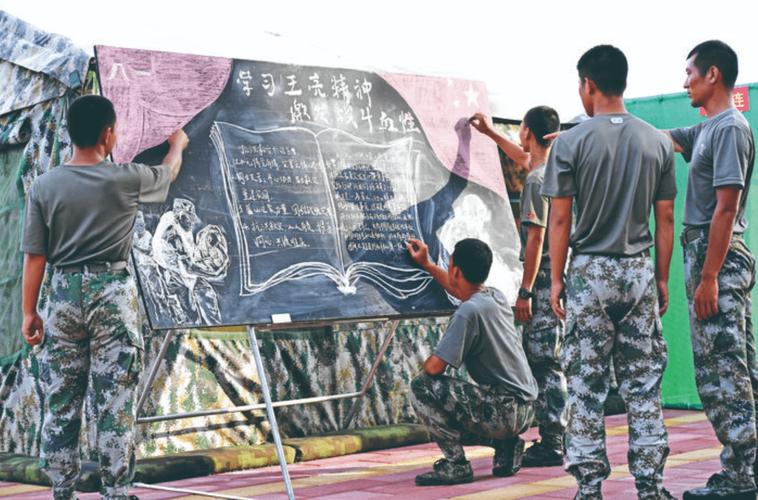 在福建某海训场连队战士正在出学习王亮的黑板报