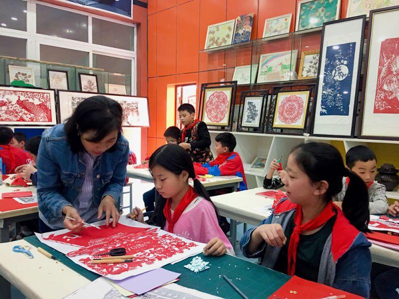 重庆城口传统剪纸艺术走进小学课堂