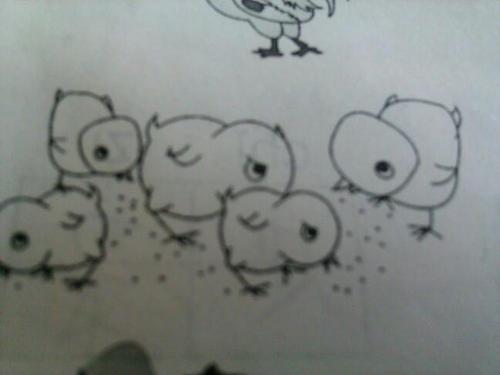 一只母鸡率领一群小鸡在竹林中觅食简笔画