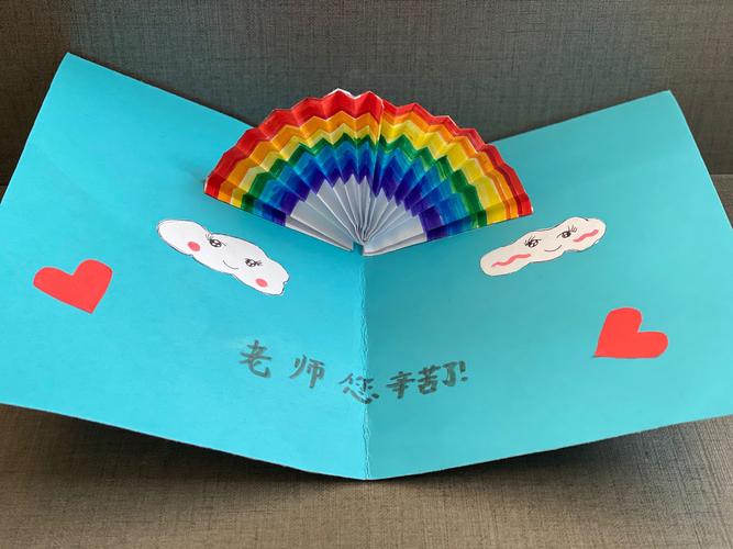 三至六年级学生制作出了一张张精美的贺卡.创意的手工质朴的文字