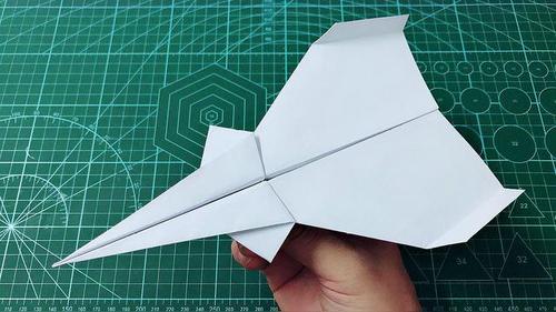 这样折的纸飞机飞得又直又远小朋友很喜欢玩手工折纸视频