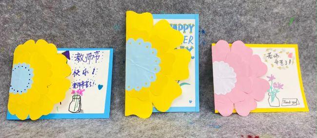 向阳花开用漂亮的剪纸花装饰写满感谢的卡片把花藏进贺卡里送给