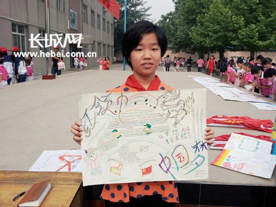 教学楼的外墙上贴满了红领巾相约中国梦手抄报.长城网 张社旗 摄