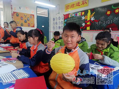 新世纪小学的学生正在合作《少年中国说》手抄报.