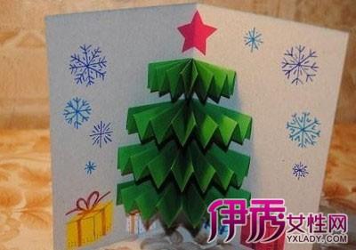 将卡纸进行长边的对折这样一个简单的圣诞贺卡的主体外壳就制作完成