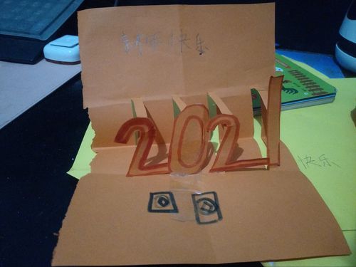 队员们纷纷行动起来二年级的小朋友们拿起了画笔制作新年贺卡看