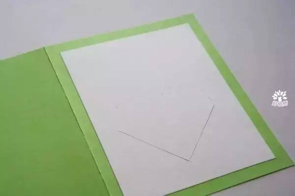 取一张白色卡纸裁切出一个倒三角形的结构作为内里粘贴到贺卡封面上