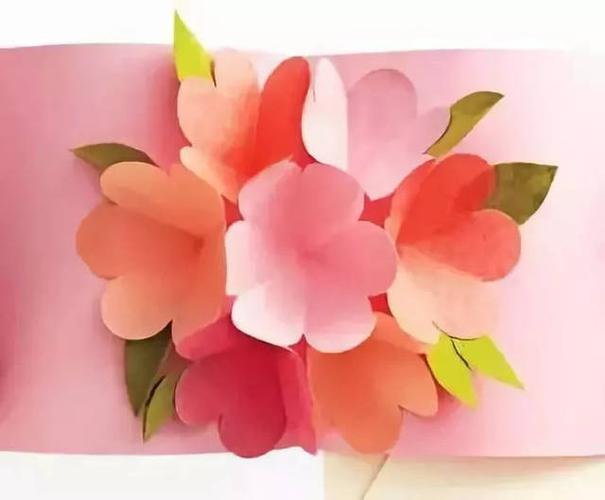 卡纸的另一边也粘上三朵花中间再用一朵花连接两边开花贺卡就做好啦