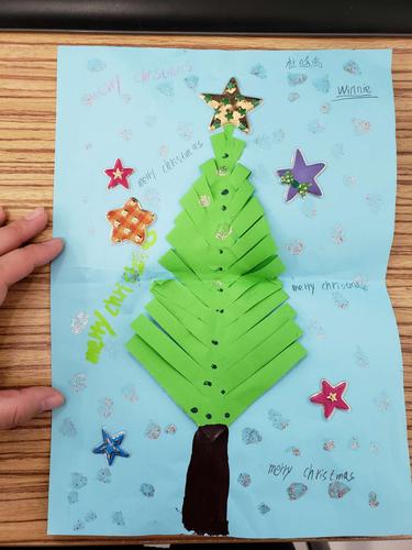 引导孩子们说出与圣诞节相关的元素并鼓励孩子们动手制作圣诞贺卡