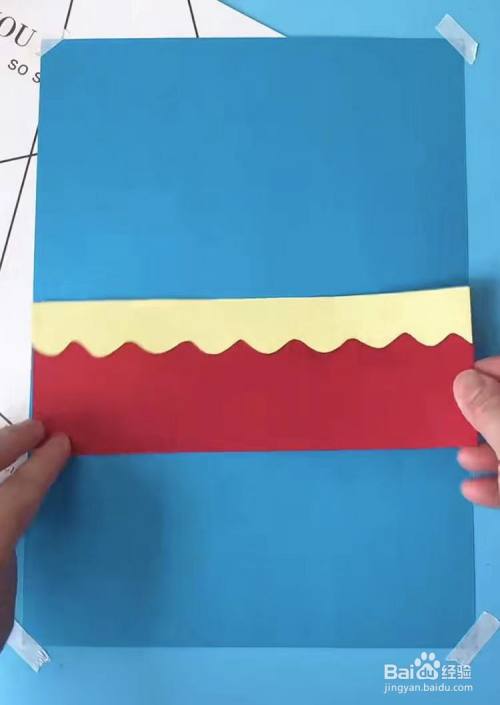 作为贺卡的底板接着取一张红色和黄色的纸分别剪出来一个长方形和