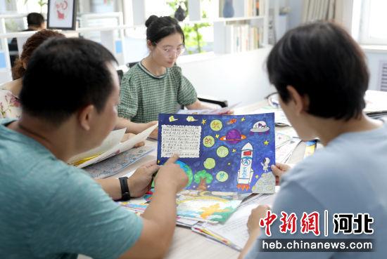 河北衡水小学生创作手抄报 致敬航天员中国新闻网河北