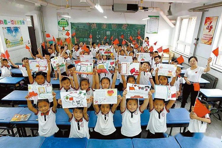 五星红旗飘起来55名小学生绘制手抄报祝福祖国