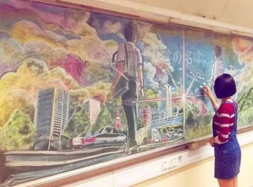 美术老师用2块钱的粉笔画出惊艳世界的黑板报
