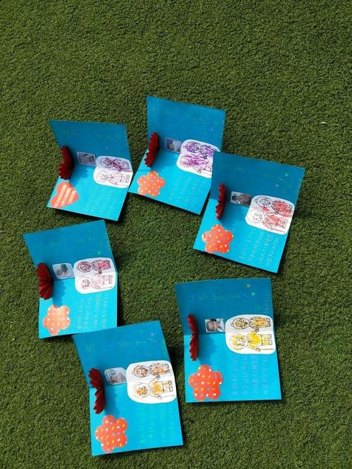 重阳节活动孩子们制作贺卡送给爷爷奶奶您们辛苦了