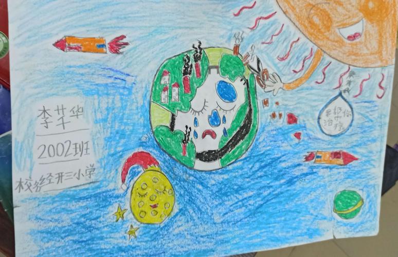 三年级学生做科学小制作四五年级变废为宝六年级同学画科学手抄报