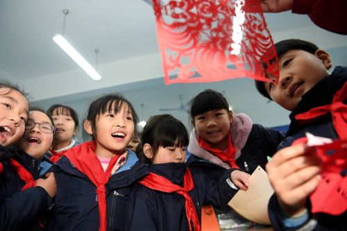 1月7日合肥市朝霞小学学生在上课后三点半剪纸特色课.