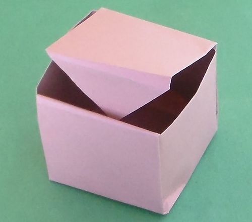 纸艺网在这里推荐的这个手工折纸盒子的制作教程是一个带盖子的折纸