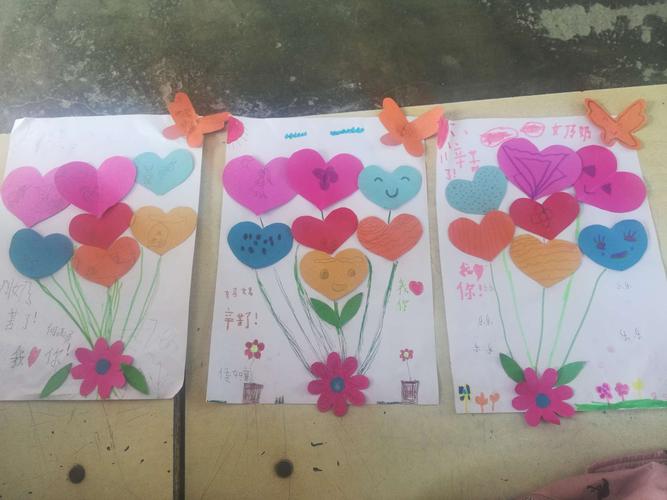妇女节青年镇中心幼儿园开展了三八节学会感恩手工制作贺卡送
