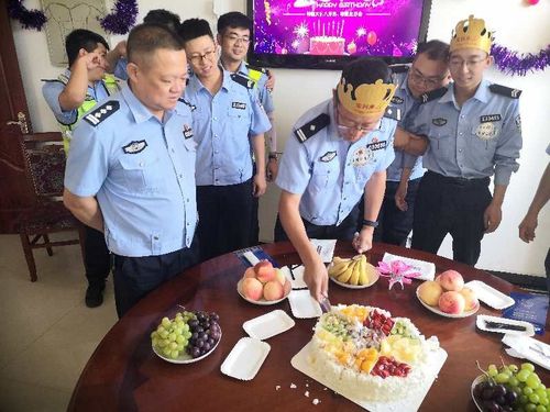 特勤大队8月份生日的民警辅警收到了支队领导的生日祝福贺卡和大队