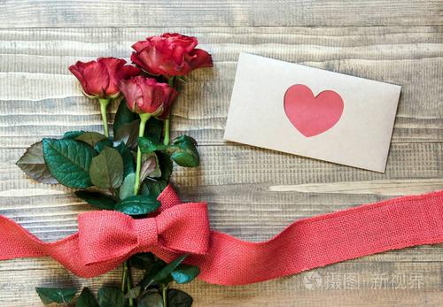 情人节贺卡.花束红色玫瑰和信封与爱.视图.复制空间.平躺