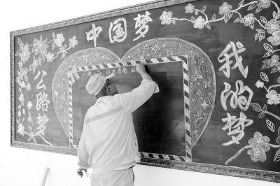 肃南养管站养路工正在制作最新一期的中国梦公路梦我的梦黑板报