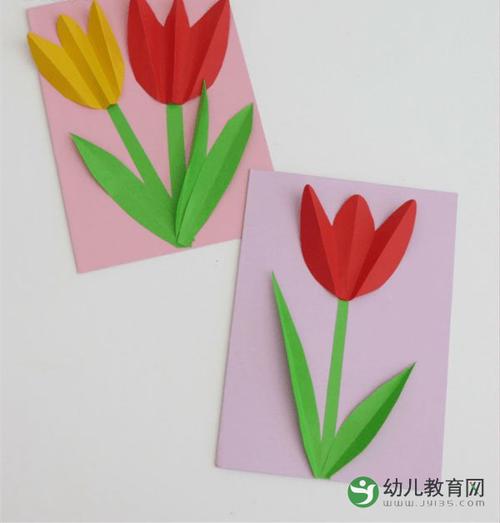 选择一张彩色卡纸对折制作贺卡的底卡将之前做好的花朵及花杆