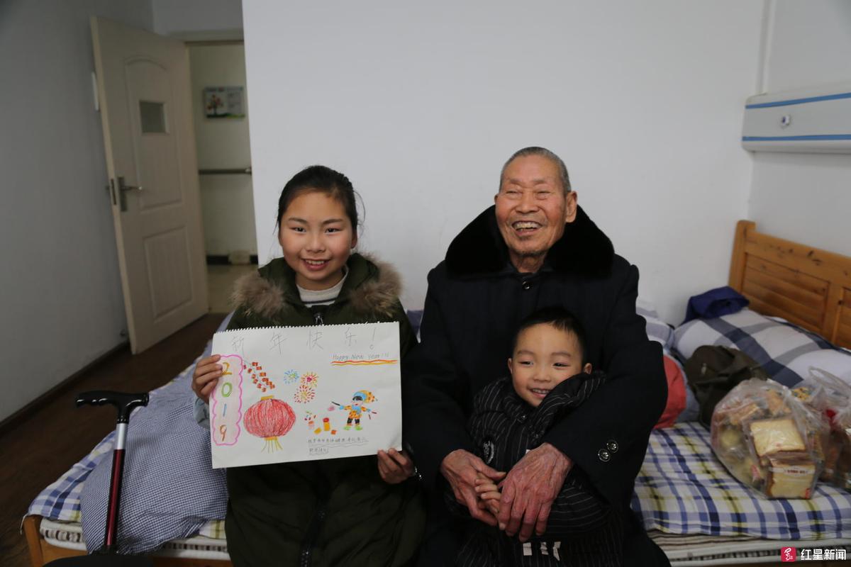 成都93岁孤寡老人捐款助学感动网友孩子们的贺卡铺满整张病床