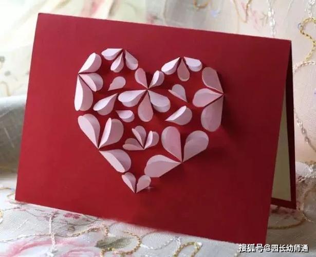 用一个蝴蝶结把心意包扎起来 用心形图案粘贴在空白的贺卡纸上加