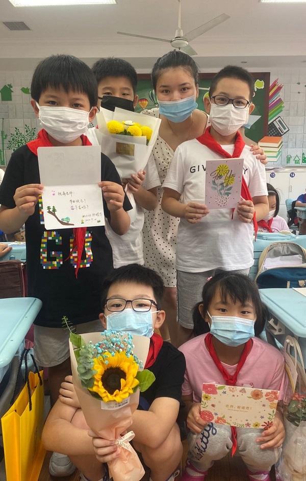 黄浦区海华小学的老师们收到了不少学生送来的自制贺卡