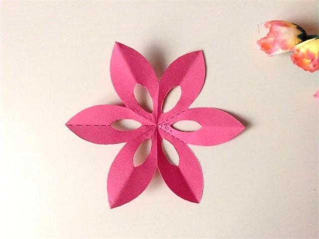 小花的剪法幼儿对折剪纸 六瓣小花简单剪纸小花的步骤图解-简易小花