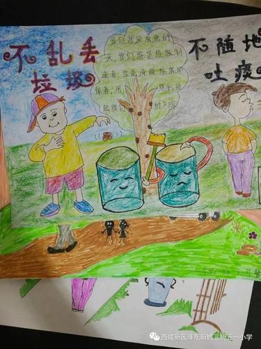三四年级的孩子通过手抄报的方式来说明保护环境的重要性.